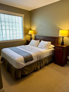 Postel nebo postele na pokoji v ubytování Sooke Oceanview Penthouse - Family Friendly