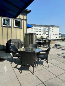 Rõdu või terrass majutusasutuses Sooke Oceanview Penthouse - Family Friendly