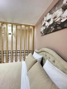 a bedroom with a bed and a balcony at Duplex Mino, Pazari i Vjetër Korçë in Korçë
