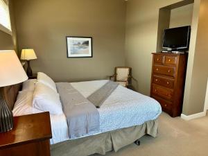 Voodi või voodid majutusasutuse Sooke Oceanview Penthouse - Family Friendly toas