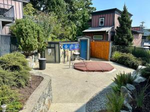 Aed väljaspool majutusasutust Sooke Oceanview Penthouse - Family Friendly