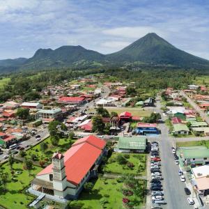 una vista aérea de una ciudad con una montaña en el fondo en Mevak Apartments Suites, en Fortuna