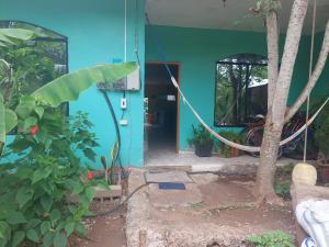 une maison avec un hamac à l'extérieur dans l'établissement C.C. Habitaciones, à Puerto Baquerizo Moreno