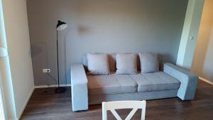 sala de estar con sofá azul y lámpara en Mario, en Sukošan