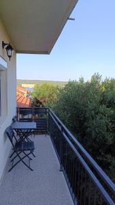 balcón con bancos y vistas al océano en Mario, en Sukošan