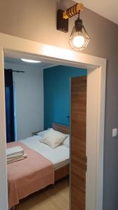 1 dormitorio con 1 cama y una luz en el techo en Mario, en Sukošan