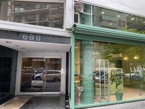 a store front with its doors open with cars in the window at Monoambiente en Cañitas in Buenos Aires