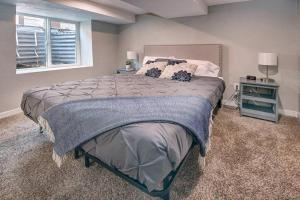 Un dormitorio con una cama grande y una ventana en Historic Home w/Pikes Peak Views, en Colorado Springs