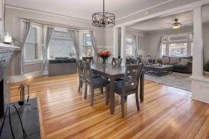 uma sala de jantar e sala de estar com mesa e cadeiras em Historic Home w/Pikes Peak Views em Colorado Springs