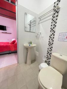 Casa Hotel Estelar في فيلافيجا: حمام به مرحاض أبيض ومغسلة