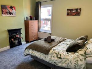 Spacious 2-Bedroom House In Stockton Heath With Free WiFi By Amazing Spaces Relocations Ltd客房内的一张或多张床位