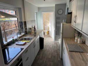 Spacious 2-Bedroom House In Stockton Heath With Free WiFi By Amazing Spaces Relocations Ltd的厨房或小厨房