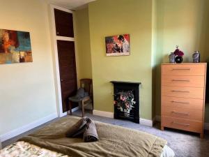 Spacious 2-Bedroom House In Stockton Heath With Free WiFi By Amazing Spaces Relocations Ltd客房内的一张或多张床位