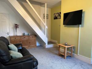 Spacious 2-Bedroom House In Stockton Heath With Free WiFi By Amazing Spaces Relocations Ltd的电视和/或娱乐中心