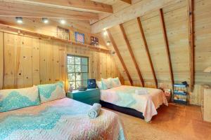 1 dormitorio con 2 camas en una cabaña de madera en Crestline Getaway with Grill Less Than 1 Mi to Lake Gregory!, en Crestline