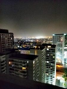 uma vista para o horizonte da cidade à noite em Lindo Departamento Amoblado (Santiago) em Santiago