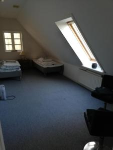 En eller flere senge i et værelse på Skovhusets B&B i Gislev