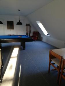 a room with a pool table in a attic at Skovhusets B&B i Gislev in Gislev