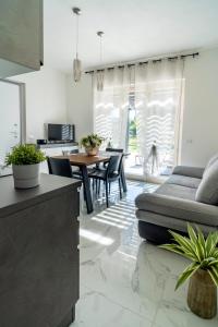 een keuken en een woonkamer met een bank en een tafel bij Uliveto in Bastia Umbra