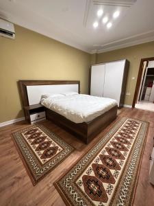 1 dormitorio con alfombras en el suelo y 1 cama en RizeskySuit, en Rize