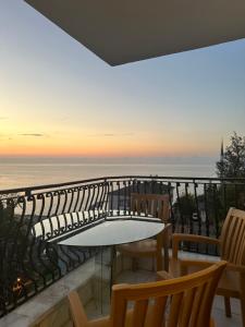Un balcón con sillas y vistas al océano. en RizeskySuit, en Rize