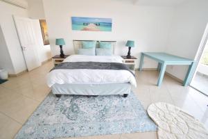 1 dormitorio con cama y mesa azul en Seaside Getaway en Margate