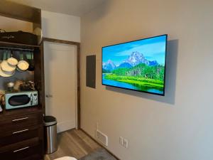 Elle comprend une télévision à écran plat accrochée au mur. dans l'établissement Teton View Studio - Hidden Gem near Yellowstone, à Tetonia