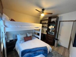 - une chambre avec 2 lits superposés et un ventilateur de plafond dans l'établissement Teton View Studio - Hidden Gem near Yellowstone, à Tetonia