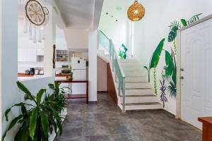 un couloir avec des escaliers et des plantes dans une maison dans l'établissement Casa Alegria BY Sandy Powerful, à Tulum