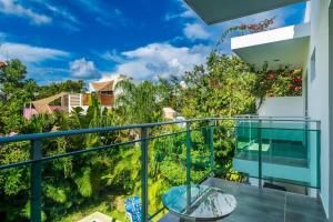 d'un balcon avec vue sur les arbres et les plantes. dans l'établissement Casa Alegria BY Sandy Powerful, à Tulum