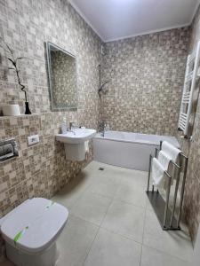 ein Badezimmer mit einem WC, einem Waschbecken und einer Badewanne in der Unterkunft Sika Sunny Garden Apartment in Arad