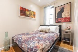 1 dormitorio con 1 cama y un jarrón en el suelo en 4BR in Amsterdam Ave, en Nueva York