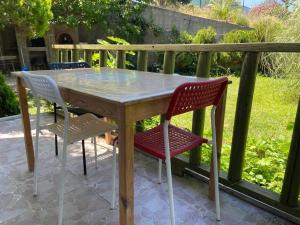 stół i krzesła na patio w obiekcie ÇobanEvi Gökçeada sakin,huzurlu... w mieście Gokceada
