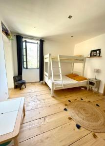 a room with two bunk beds and a wooden floor at Casa Arena Authentique maison de village avec piscine au cœur de l’Alta Rocca - Zoza in Zoza
