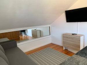 TV a/nebo společenská místnost v ubytování Apartamento Somo SARR + 1 fotografie