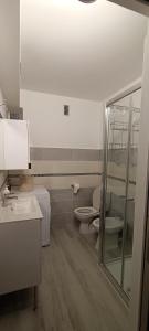 マントンにあるCasa Bella Vitaのバスルーム(トイレ2つ、シンク、シャワー付)