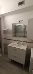 マントンにあるCasa Bella Vitaのバスルーム(白い洗面台、鏡付)