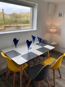 uma sala de jantar com uma mesa e cadeiras e uma janela em Anchor’s Away em Letterkenny