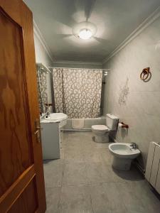 ein Badezimmer mit 2 WCs und einem Waschbecken in der Unterkunft Casa de Tina y Cora in Mora