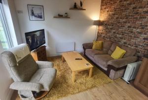 ein Wohnzimmer mit einem Sofa und einem Couchtisch in der Unterkunft The Snug in Letterkenny