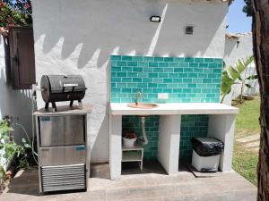 een buitenkeuken met een wastafel en een grill bij Agave lujo y relax en la playa in Chiclana de la Frontera
