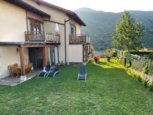 una casa con un patio con sillas y una valla en Apartamentos Alquitara en Ojedo