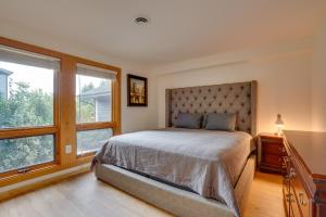 利斯堡的住宿－Spacious Virginia Retreat with Deck and Scenic Views!，一间卧室设有一张床和一个大窗户