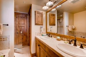 Koupelna v ubytování The Plaza Condominiums by Crested Butte Mountain Resort + 37 fotografií