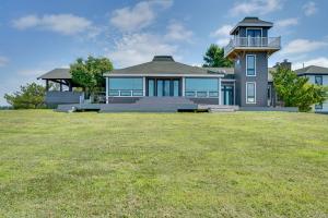 uma casa grande num campo relvado com um edifício em Spacious Virginia Retreat with Deck and Scenic Views! em Leesburg