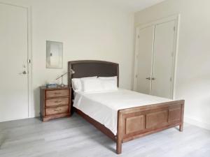 sypialnia z łóżkiem i drewnianą komodą z szafką nocną w obiekcie Guest suite in Richmond(Rose Garden Vacation) w mieście Richmond