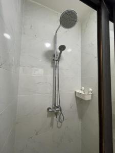 a shower with a shower head in a bathroom at Appartement 1 chambre, Salon ABA in Dakar