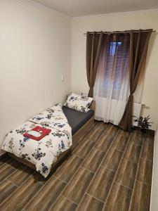 a bedroom with a bed and a wooden floor at Sleep & Go in Gyhum