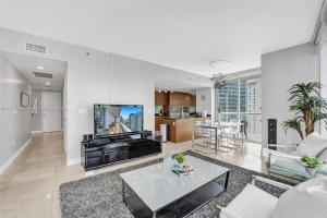 un soggiorno con un divano e un tavolo di Waterfront Luxury Apartment 2 Bedrooms IconBrickell a Miami