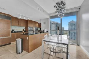 una cucina con tavolo da pranzo e una grande finestra di Waterfront Luxury Apartment 2 Bedrooms IconBrickell a Miami